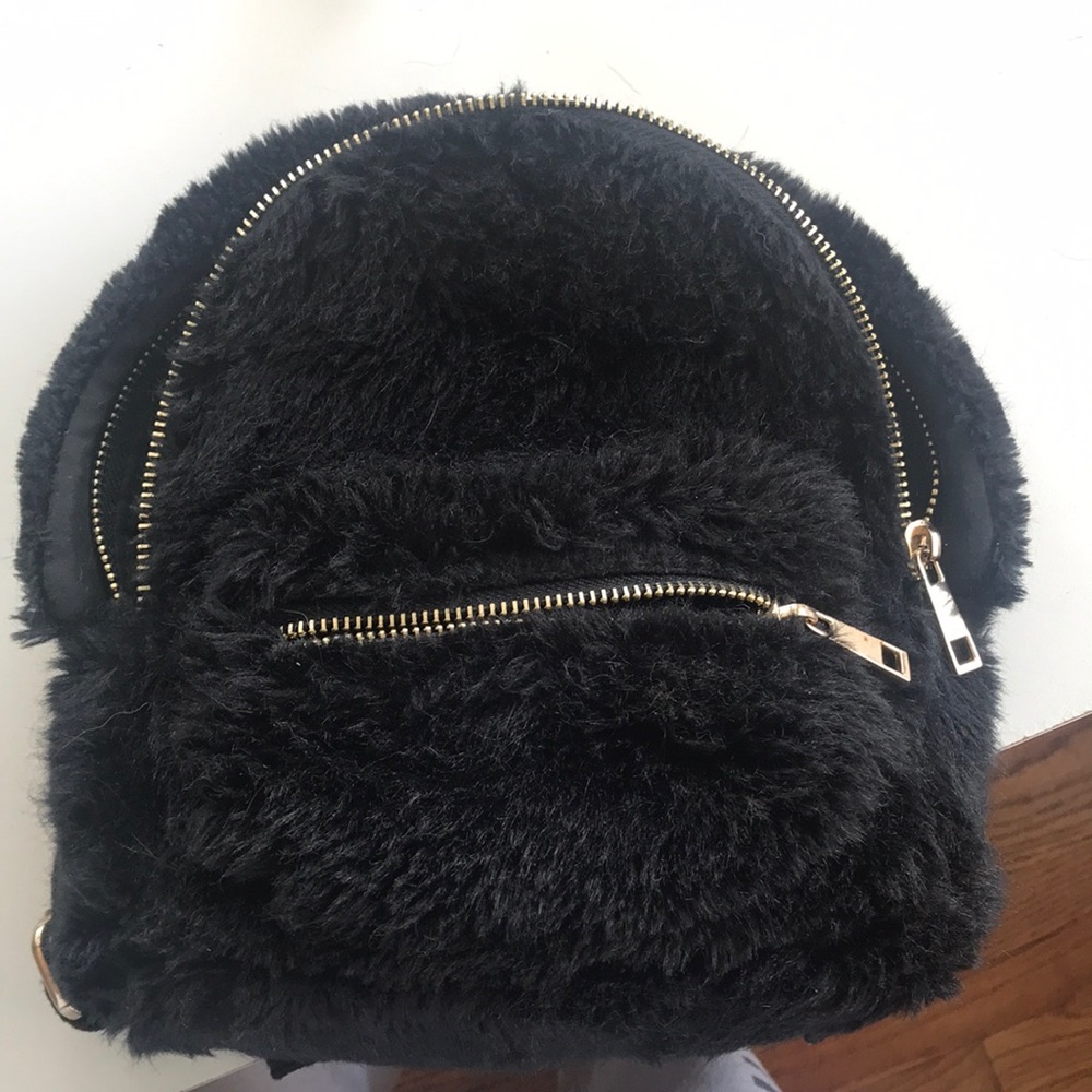 fuzzy mini backpack//adjustable straps
